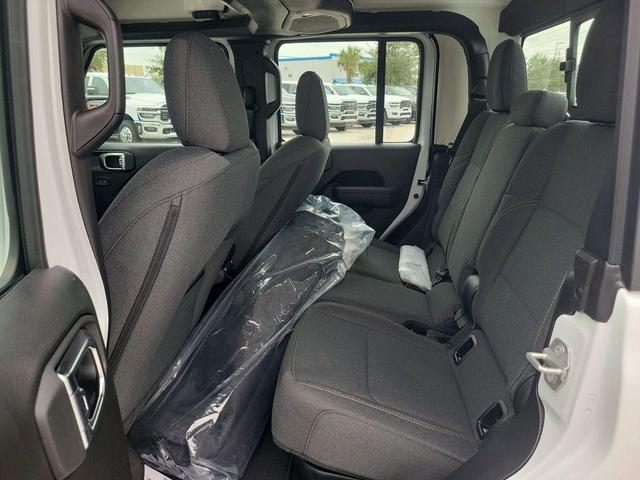 Photo of 2025 Bright White Clearcoat Jeep Gladiator