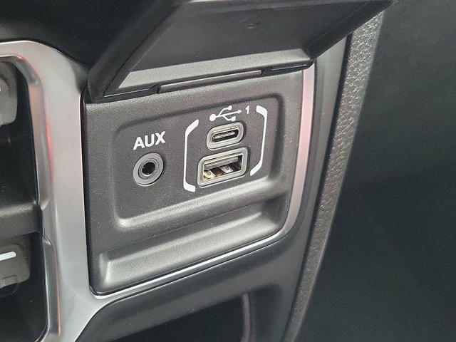 Photo of 2025 Bright White Clearcoat Jeep Gladiator