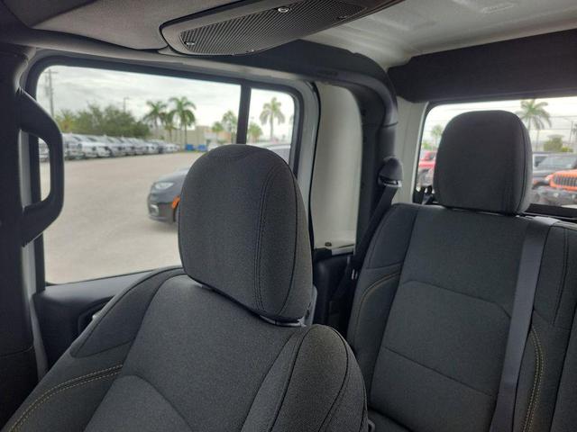 Photo of 2025 Bright White Clearcoat Jeep Gladiator