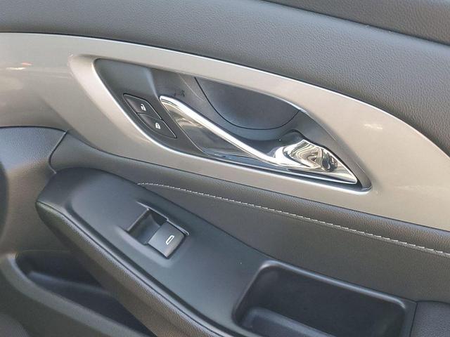 Photo of 2023 Mosaic Black Metallic Chevrolet Traverse