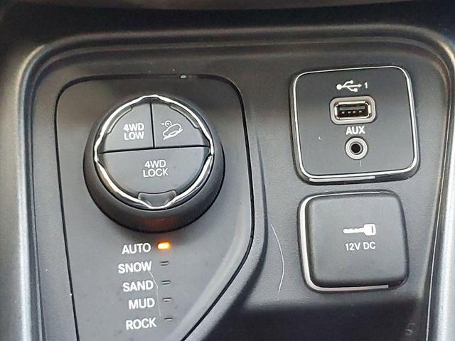 Photo of 2021 White Clearcoat Jeep Compass