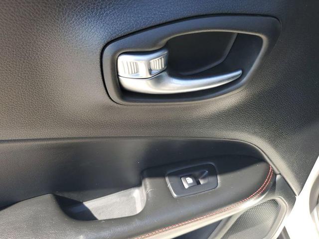 Photo of 2021 White Clearcoat Jeep Compass