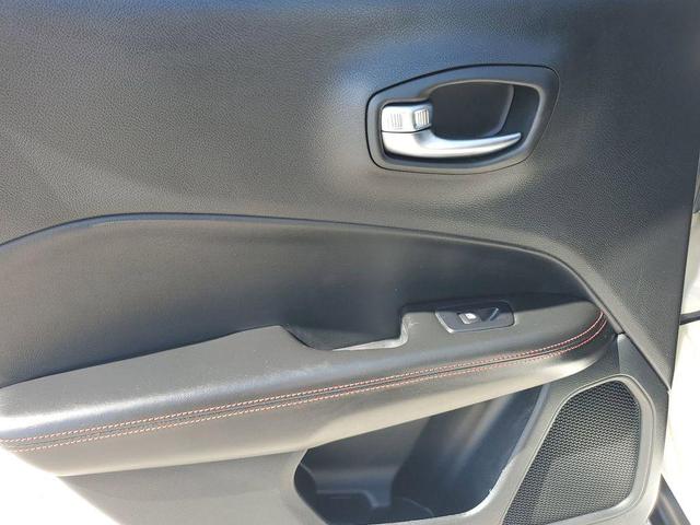 Photo of 2021 White Clearcoat Jeep Compass
