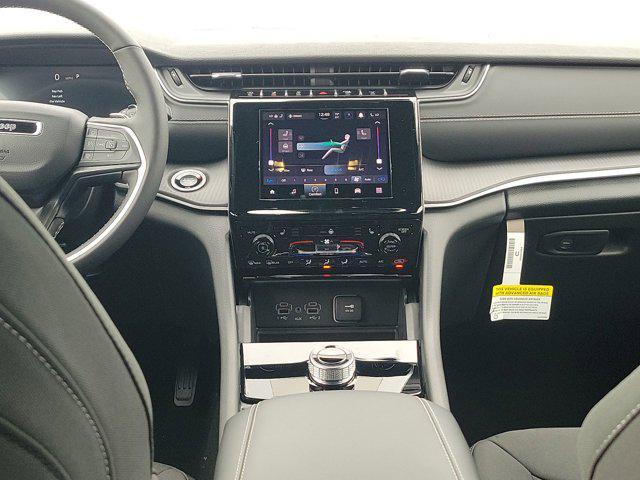 Photo of 2025 Bright White Clearcoat Jeep Grand Cherokee