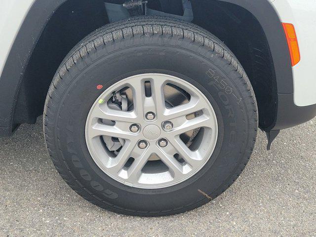 Photo of 2025 Bright White Clearcoat Jeep Grand Cherokee