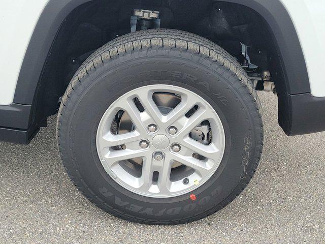 Photo of 2025 Bright White Clearcoat Jeep Grand Cherokee