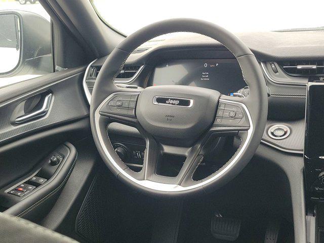 Photo of 2025 Bright White Clearcoat Jeep Grand Cherokee