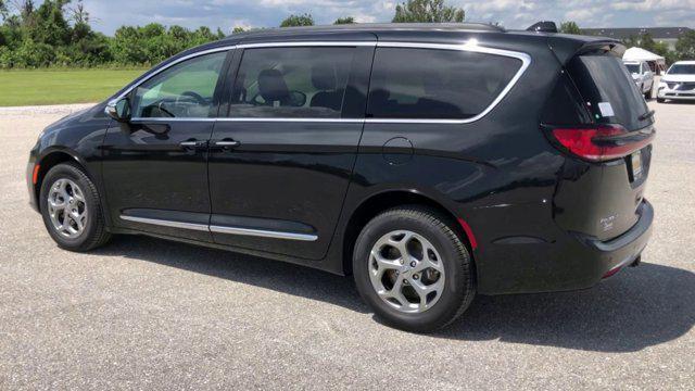 Photo of 2023 Brilliant Black Crystal Pearlcoat Chrysler Pacifica