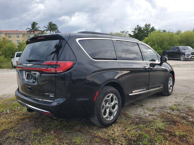 Photo of 2023 Brilliant Black Crystal Pearlcoat Chrysler Pacifica