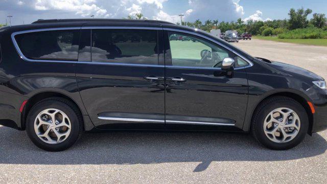 Photo of 2023 Brilliant Black Crystal Pearlcoat Chrysler Pacifica