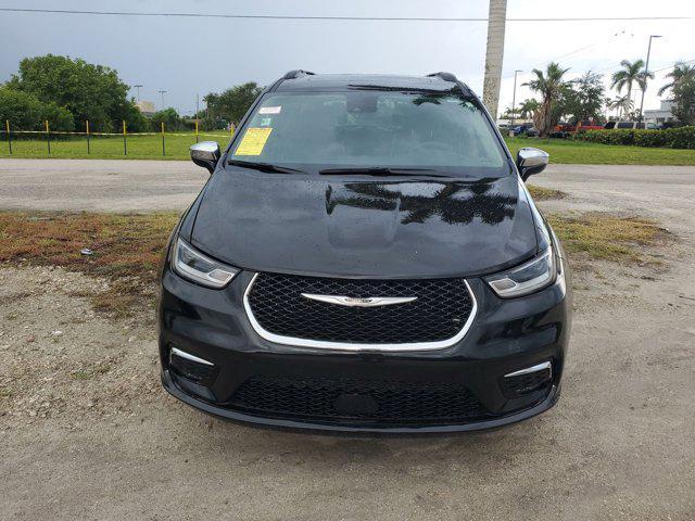 Photo of 2023 Brilliant Black Crystal Pearlcoat Chrysler Pacifica