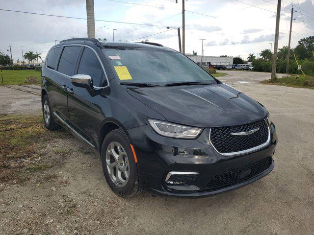 Photo of 2023 Brilliant Black Crystal Pearlcoat Chrysler Pacifica