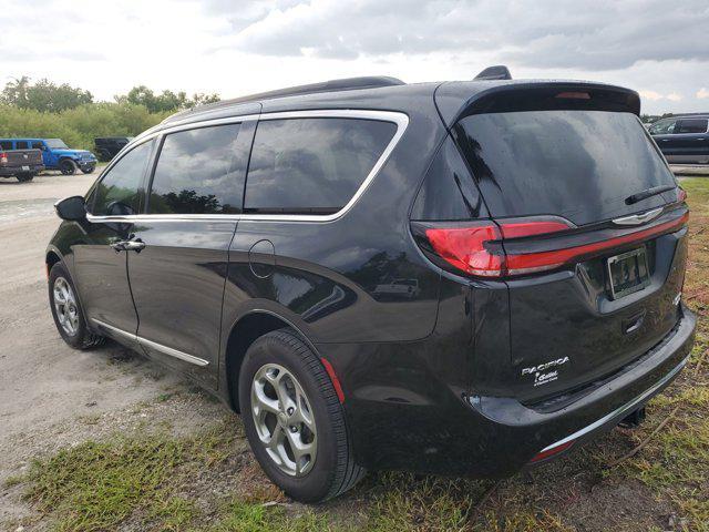 Photo of 2023 Brilliant Black Crystal Pearlcoat Chrysler Pacifica