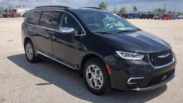 Photo of 2023 Brilliant Black Crystal Pearlcoat Chrysler Pacifica