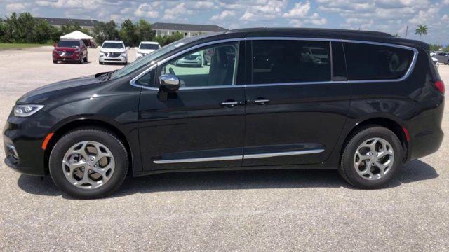 Photo of 2023 Brilliant Black Crystal Pearlcoat Chrysler Pacifica