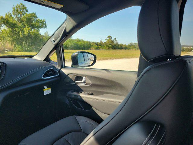 Photo of 2025 Bright White Clearcoat Chrysler Pacifica