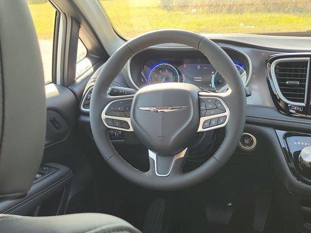 Photo of 2025 Bright White Clearcoat Chrysler Pacifica