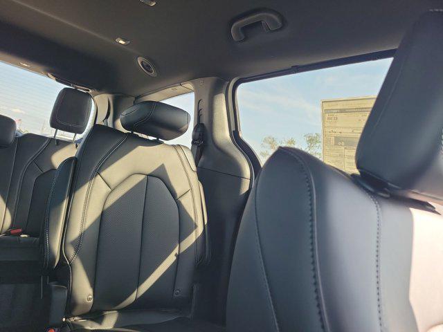 Photo of 2025 Bright White Clearcoat Chrysler Pacifica