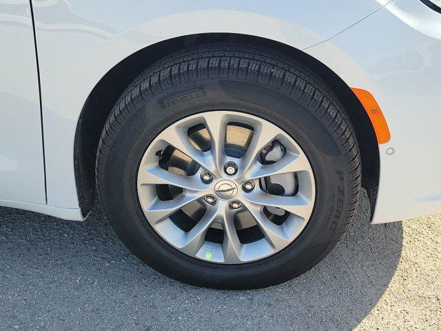 Photo of 2025 Bright White Clearcoat Chrysler Pacifica