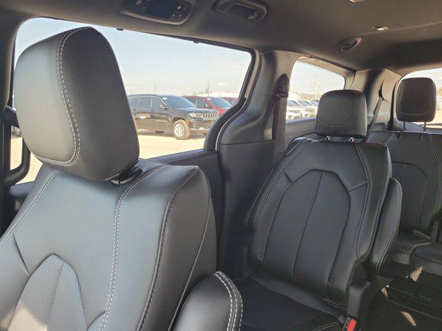 Photo of 2025 Bright White Clearcoat Chrysler Pacifica
