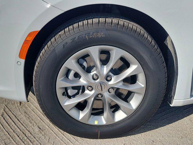 Photo of 2025 Bright White Clearcoat Chrysler Pacifica