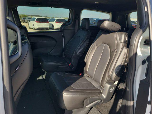 Photo of 2025 Bright White Clearcoat Chrysler Pacifica