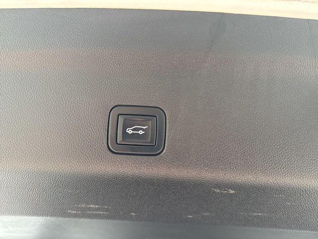 Photo of 2023 Summit White GMC Yukon