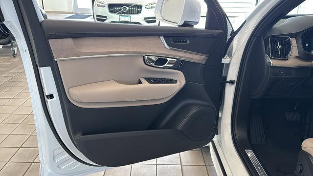 Photo of 2025 Crystal White Metallic Volvo XC90