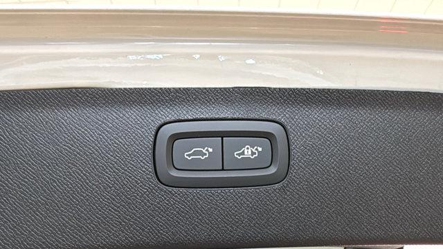 Photo of 2025 Crystal White Metallic Volvo XC90