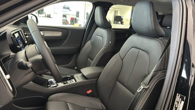 Photo of 2025 Onyx Black Metallic Volvo XC40