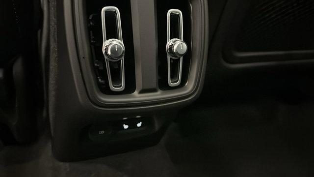 Photo of 2025 Onyx Black Metallic Volvo XC40