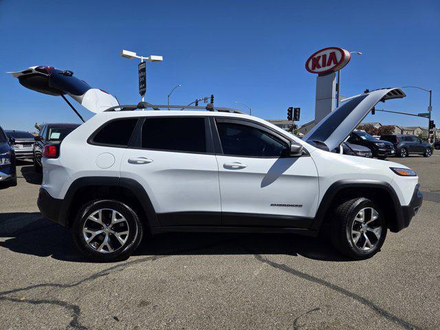 Photo of 2017 Bright White Clearcoat Jeep Cherokee