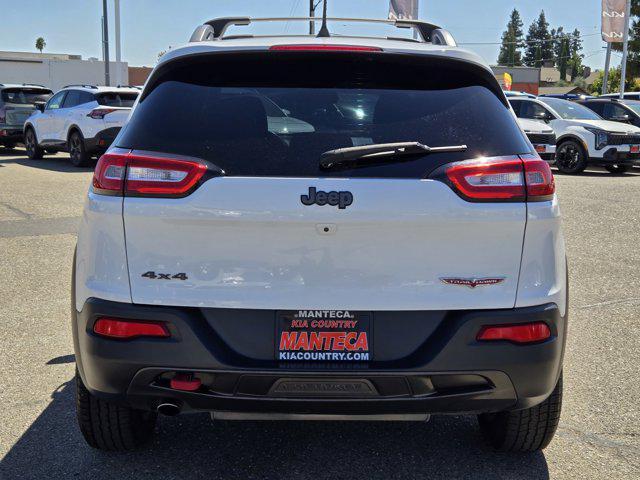 Photo of 2017 Bright White Clearcoat Jeep Cherokee