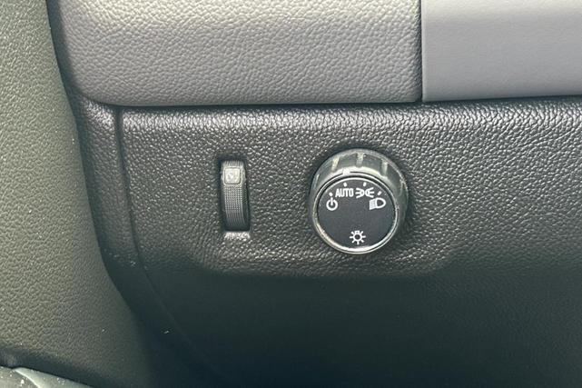 Photo of 2016 Summit White Chevrolet Colorado