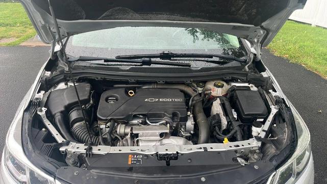 Photo of 2016 Silver Ice Metallic Chevrolet Cruze