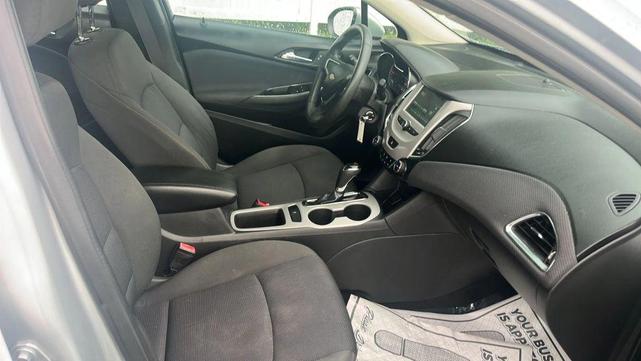 Photo of 2016 Silver Ice Metallic Chevrolet Cruze