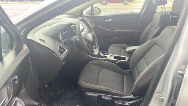 Photo of 2016 Silver Ice Metallic Chevrolet Cruze