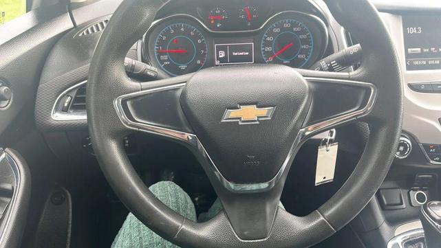Photo of 2016 Silver Ice Metallic Chevrolet Cruze
