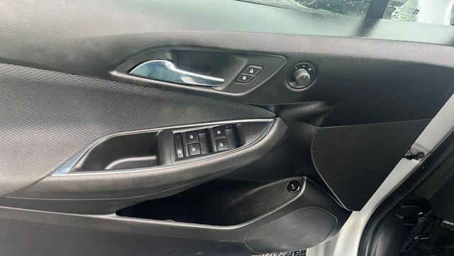Photo of 2016 Silver Ice Metallic Chevrolet Cruze