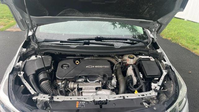 Photo of 2016 Silver Ice Metallic Chevrolet Cruze