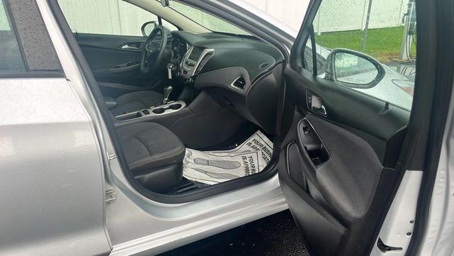 Photo of 2016 Silver Ice Metallic Chevrolet Cruze