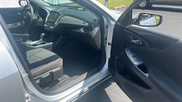 Photo of 2018 Silver Ice Metallic Chevrolet Malibu