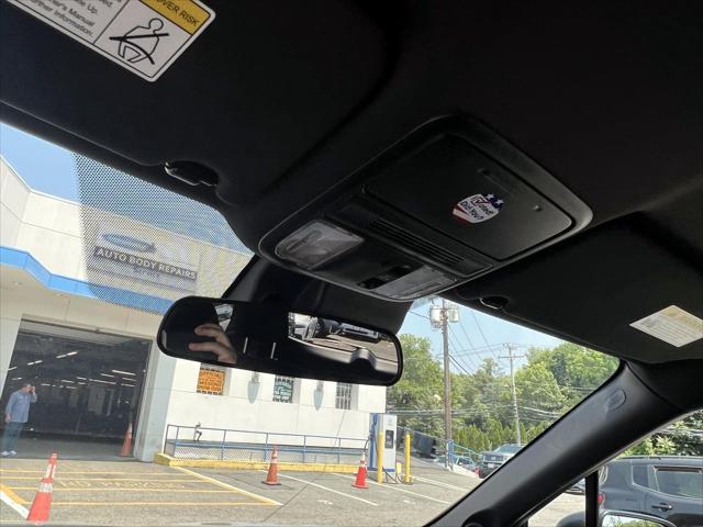 Photo of 2022 Lunar Silver Metallic Honda Pilot