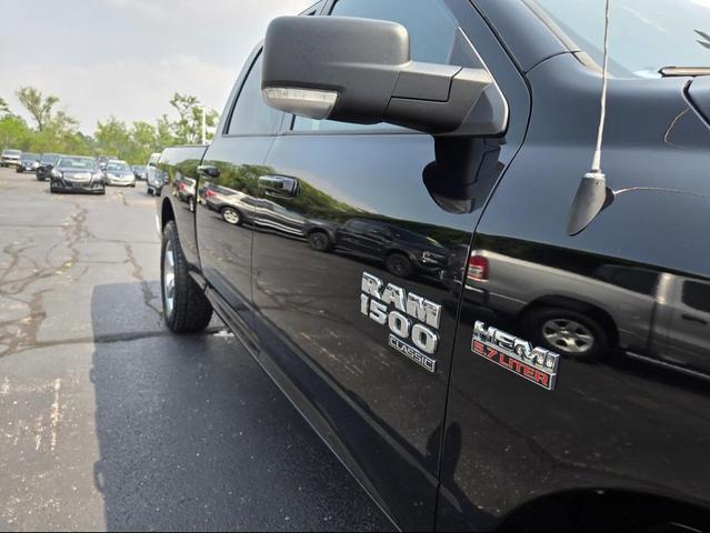 Photo of 2019 Brilliant Black Crystal Pearlcoat RAM 1500