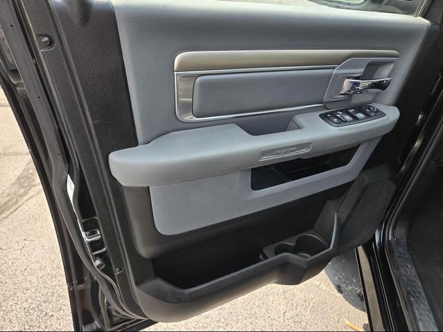 Photo of 2019 Brilliant Black Crystal Pearlcoat RAM 1500