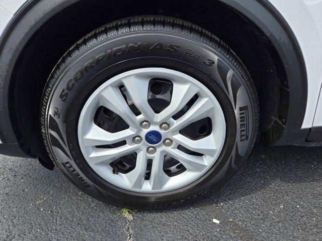 Photo of 2022 Oxford White Ford Escape
