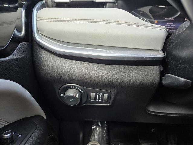 Photo of 2022 Bright White Clearcoat Jeep Compass