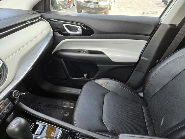 Photo of 2022 Bright White Clearcoat Jeep Compass