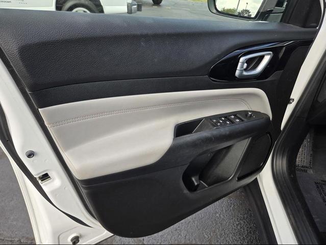 Photo of 2022 Bright White Clearcoat Jeep Compass