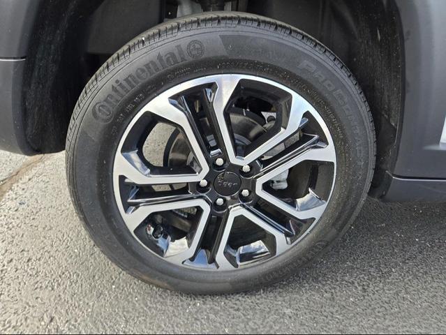 Photo of 2022 Bright White Clearcoat Jeep Compass